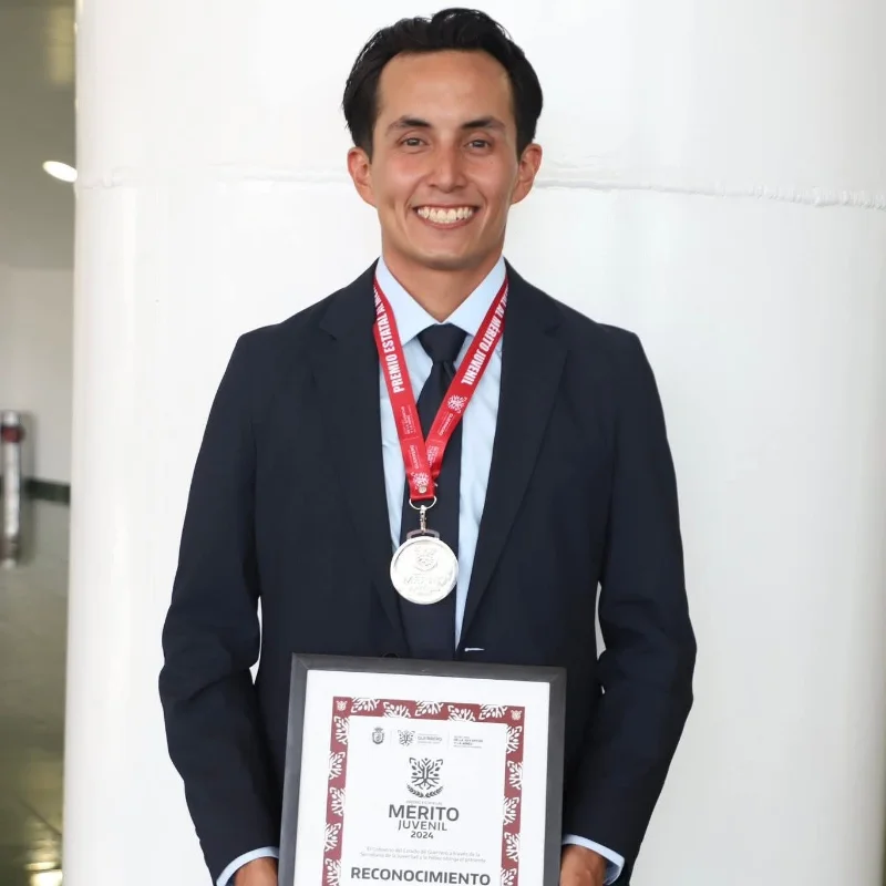 Nayib Mateos con su reconocimiento al Mérito Juvenil